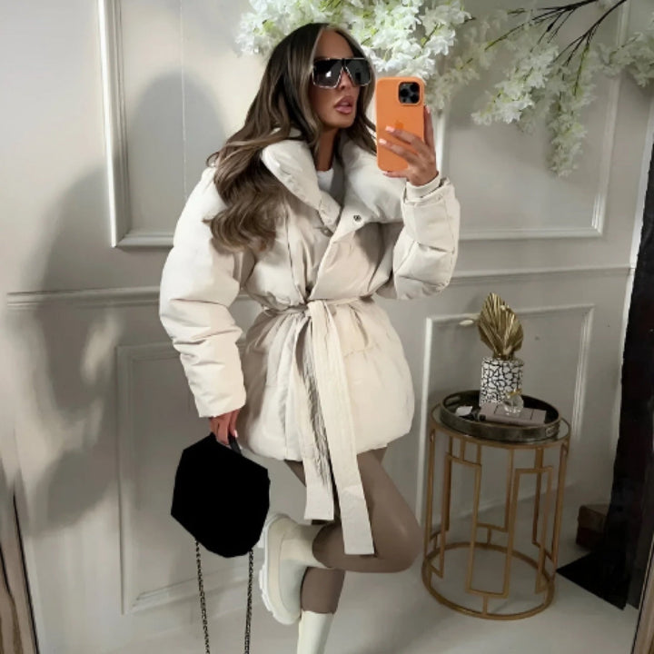 Avellia™ – Płaszcz damski z koronkowymi detalami