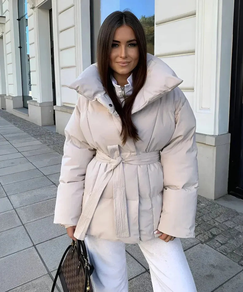 Avellia™ – Płaszcz damski z koronkowymi detalami